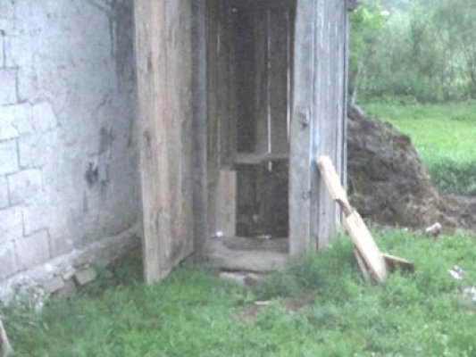 A ajuns la spital, după ce peretele unui WC a căzut peste el